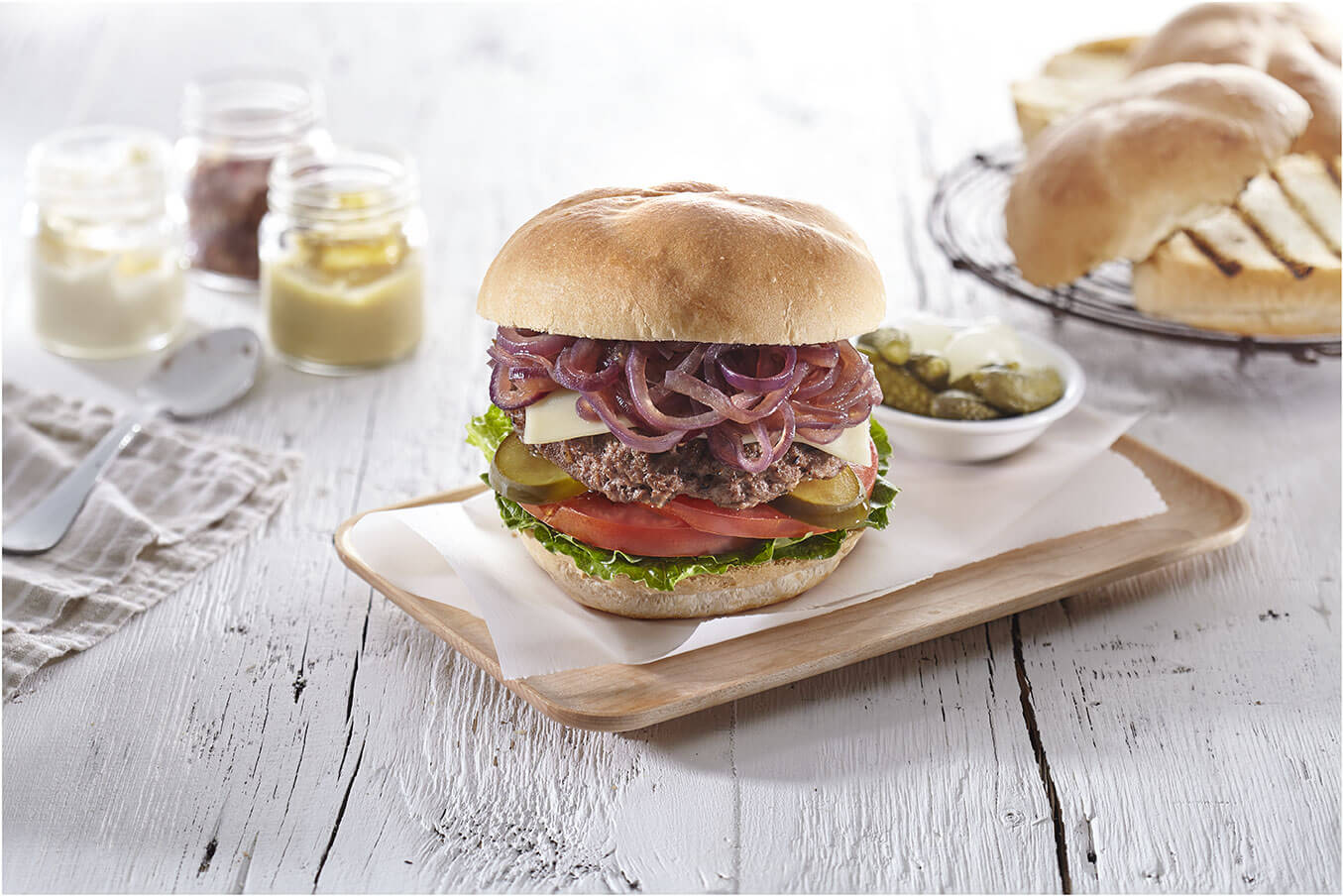 Burger de bœuf aux oignons caramélisés